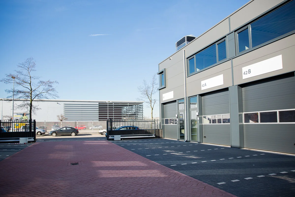 Bedrijventerrein aan de Laan van ‘s-Gravenmade met moderne bedrijfsunits en parkeergelegenheid.